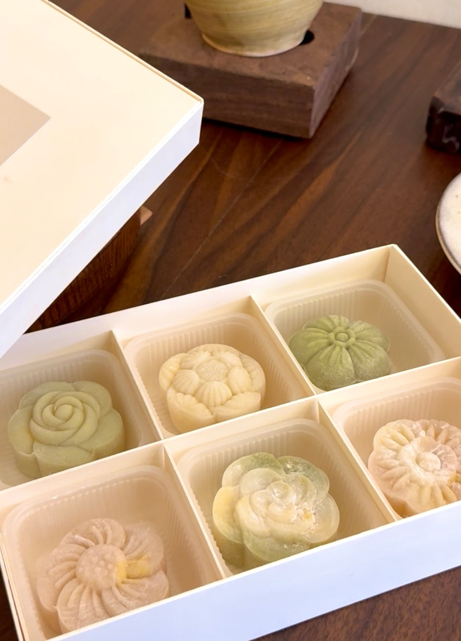 [LIMITED TIME ONLY] Yuètte Duck Egg Lava Mochi Mooncakes - Box of 4 or 6